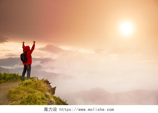 站在山顶看日出的背包的年轻人励志挑战极限突破自我